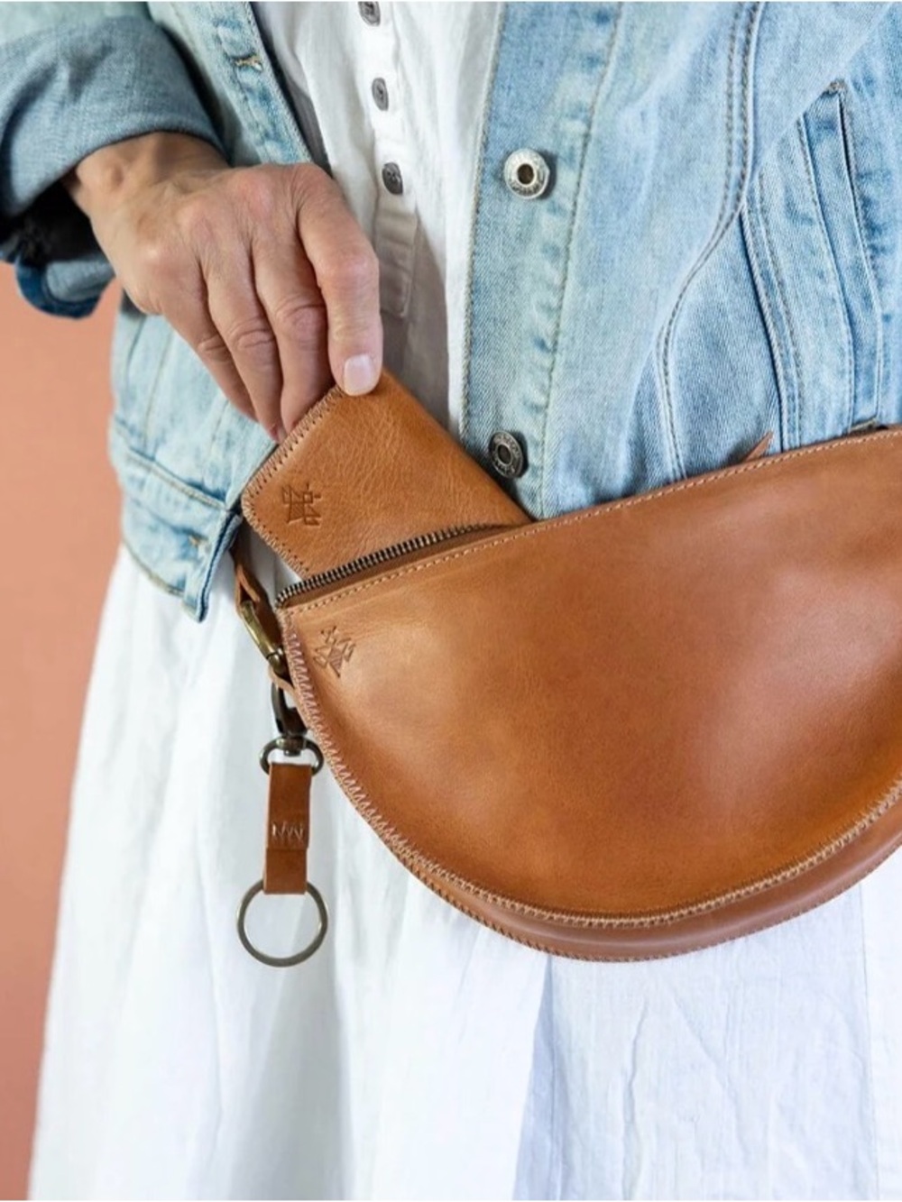 LYON'S LEATHER CO. Honey Bee Sling Crossbody Purse with Matching Card Holder